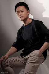 高清图：吴健写真大转型 忧郁内敛展成熟魅力