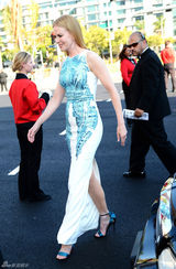 组图：妮可-基德曼亮相 贴身长裙身材高挑