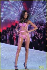 组图:维密年度大秀开幕泰勒献唱 众超模T台斗艳