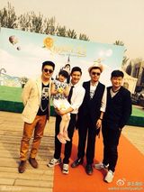 组图：森碟生日会 石头天天帅气亮相明星范儿