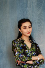 组图：范冰冰穿花裙受访 展柔媚典雅气质