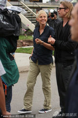 组图：皮特探望贫困家庭 与脱口秀女主持对嘴吻