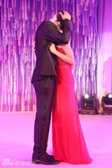 组图：高云翔牵手董璇演唱爱之歌 深情拥抱妻子