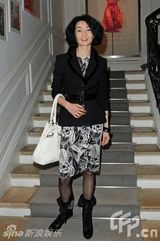 幻灯图：张曼玉现身巴黎秀场 与欧美明星同场竞艳