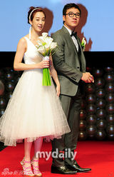 组图：韩星严泰雄郑丽媛婚纱装扮出席新片发布会