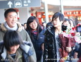 幻灯图：李宇春6日飞抵上海 发型凌乱面色显疲倦