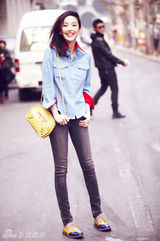组图：张俪早春街拍红领牛仔衬衫清新