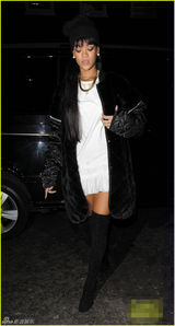 组图：蕾哈娜与男友约会 一路低头猛走面有不悦