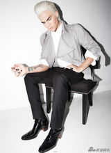 组图：妖男亚当-兰伯特白发魔头造型写真前卫