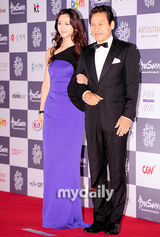 组图：汤唯亮相釜山开幕红毯 紫色长裙优雅高贵