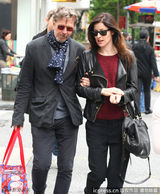 组图：加里-奥德曼花围巾抢镜 挽老婆手臂恩爱十足