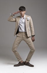 高清图：韩星安圣浩花美男大片干净明朗