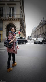 组图：郭碧婷巴黎街拍 清新迷人摩登自在