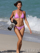 组图：美女狗仔火辣现身海滩 反被偷拍卖萌指责