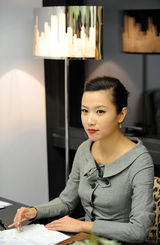 幻灯图：徐静蕾成客座主编 尝试安吉丽娜朱莉造型