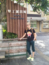 组图：蔡珩台湾拍戏忙 海边偷闲扮犯二青年