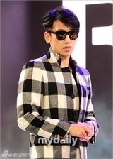 组图：Rain复出舞台彩排 耍帅卖萌魅力不减