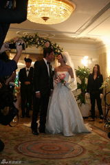 高清：罗嘉良与苏岩大婚 新娘感动落泪甜蜜亲吻