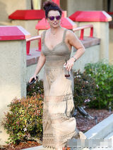 组图：布兰妮吊带裙素颜出街 胸部外扩明显发福