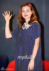 组图：西班牙女歌手Russian Red韩国开发布会