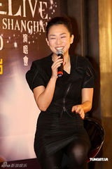 幻灯图：林忆莲获赠限量旗袍 上海开唱主打音乐牌 