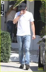 组图：《真爱如血》斯卡斯加德白衣牛仔型男风