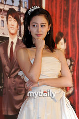 组图：宋承宪宣传《我的公主》 金泰熙公主扮相迷人