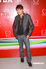 幻灯图集：陈敏之为戏扮妓女 热裤示人“挺”胸上阵