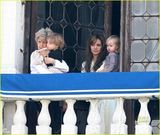 幻灯图：朱莉与准婆婆现身寓所阳台尽显温馨