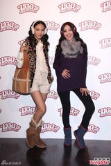 组图：许玮甯短靴超短裙秀美腿 展现复古风