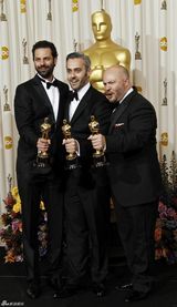 高清组图：奥斯卡后台群星云集 影帝后开心举小金人