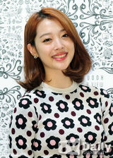 组图：f(x)雪莉为品牌站台短裙俏丽甜美