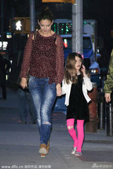 组图：前汤嫂透视装 小苏瑞丝袜破洞捂脸躲镜头