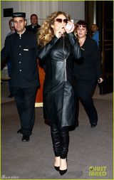 组图：珍妮弗洛佩兹皮衣墨镜星范儿十足