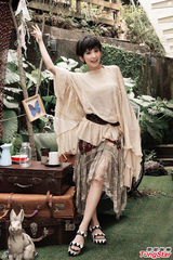 组图：戴佩妮摩登吉普赛写真 复古红唇秀美腿