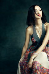 张歆艺登杂志封面 秀美背展露女性之美