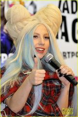 组图：Gaga雷装似神龙摆尾 白娘子头推真人娃娃