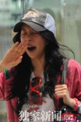 组图：莫文蔚演唱会后露疲态 哈欠连连急离京