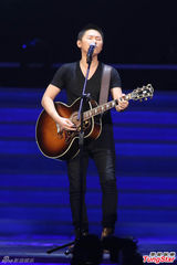 组图：中歌榜演唱会 梁博喜获“新人奖”