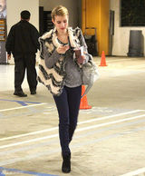 组图：艾玛-罗伯兹街拍LOOK奶油色黑纹马甲保暖