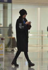 独家：高圆圆独自回京 路边等车啃汉堡