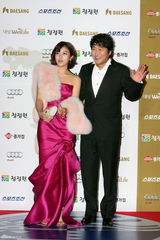 高清组图：青龙奖红毯女星争艳 河智苑孙艺珍成焦点