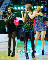 组图：韩女团EXID亮相韩国篮球联赛