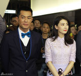 组图：高圆圆优雅紫裙亮相 秀美腿显摩登范儿