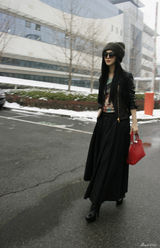 组图：范冰冰冬日温暖街拍 玩转黑色造型百变