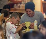 组图：贝克汉姆夫妇带儿子踢足球 场面温馨