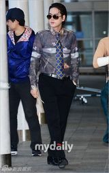 组图：SJ庆出道8周年机场上演变装秀 整疯粉丝