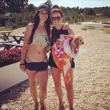 组图：打雷姐海滩散心 与歌迷亲密合影秀肉臂