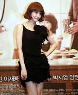 组图：韩剧《浪漫小镇》宣传 成宥利闵孝琳美腿PK