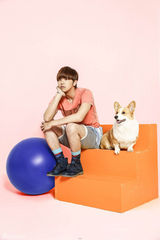 组图：黄鸿升登杂志 穿短裤变俏皮大男孩